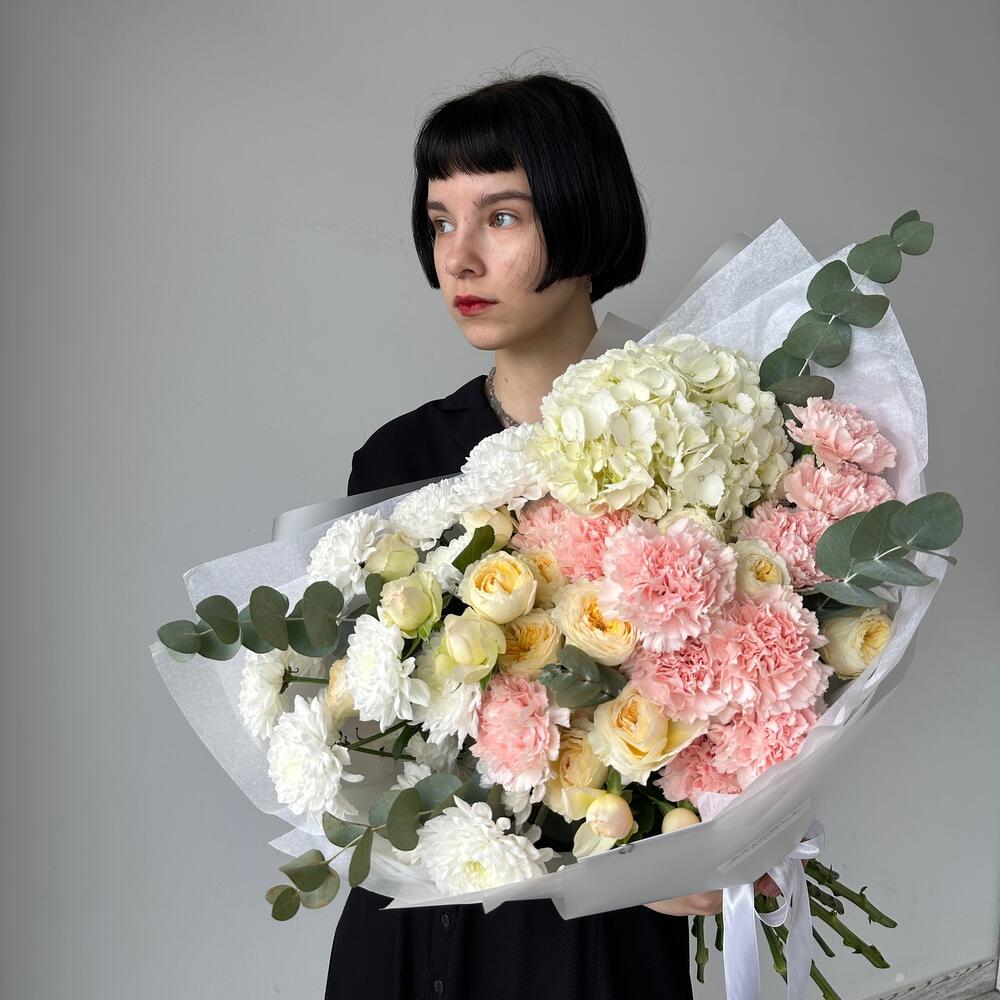https://content2.flowwow-images.com/data/flowers/1000x1000/28/1707410149_89364528.jpg